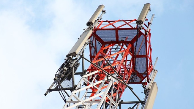 Telefónica restablece la red móvil afectada por los incendios