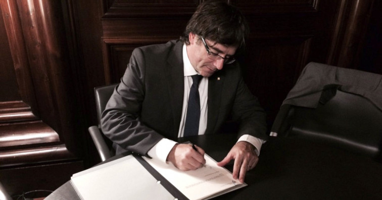 Puigdemont responde a Rajoy amenazando con declarar la independencia diferida