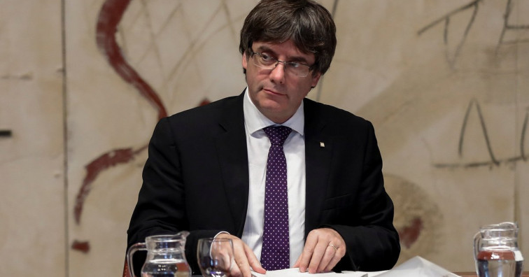 Puigdemont no asume el cese y pide a los catalanes defender la independencia