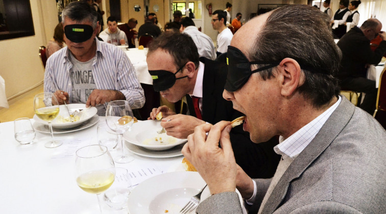 Una 'Comida a ciegas' para poder paladear el mundo de un invidente