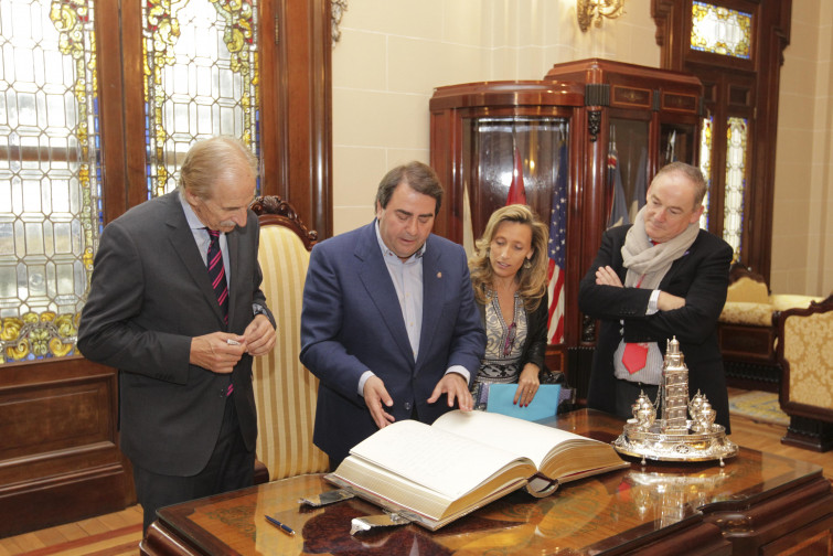 El alcalde de A Coruña recibe al presidente de UNICEF Comité Español