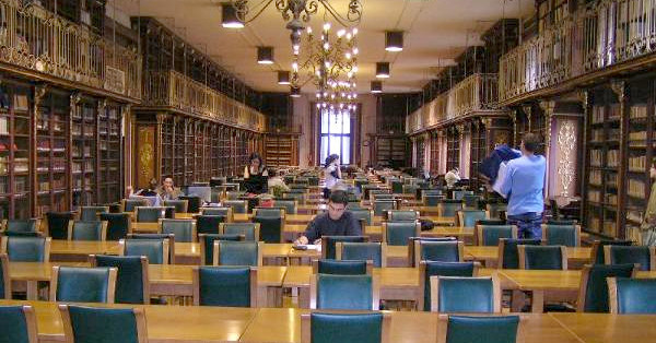 La USC accede a ser estrica con las visitas turísticas a la biblioteca de Historia