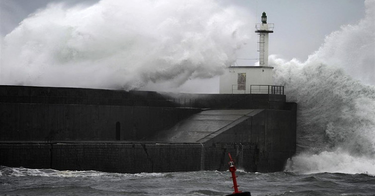 La alerta en la costa baja al nivel naranja aunque sigue el fuerte oleaje