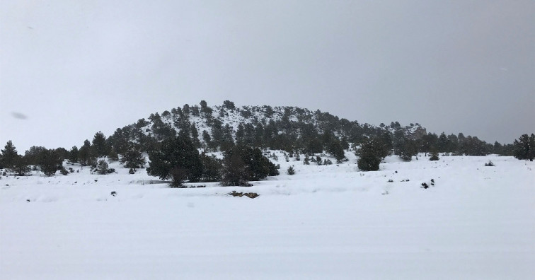 El temporal tiñe de negro los ríos por la ceniza y de blanco la montaña de Lugo por la nieve