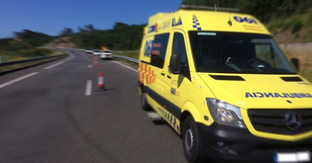 ​Un conductor de ambulancia borracho embiste a otro coche llevando tres pacientes a bordo