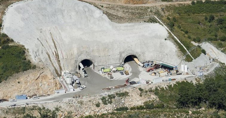 Sofocado el incendio del túnel del AVE que dejó a tres operarios heridos en Laza