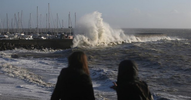 La borrasca ‘Carmen’ mantiene la alerta naranja en la costa norte de Galicia