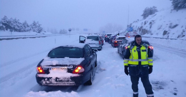 El equipo de fútbol de Cerceda queda atrapado más de 12 horas en la AP-6 por la nieve