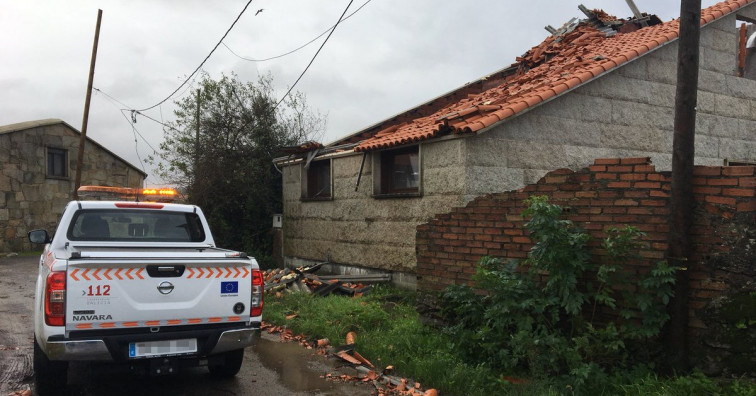 Un tornado en Sanxenxo causa destrozos en casas, naves y un colegio