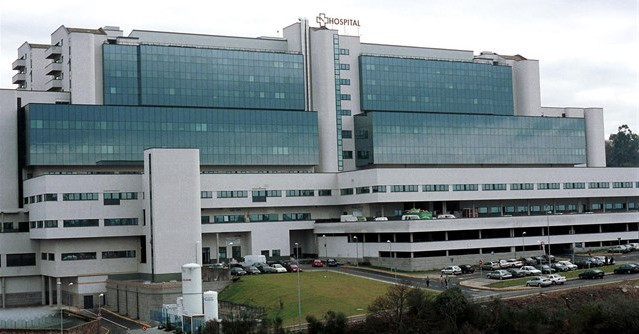 Cien personas se concentran en favor del personal de limpieza del Hospital Clínico de Santiago