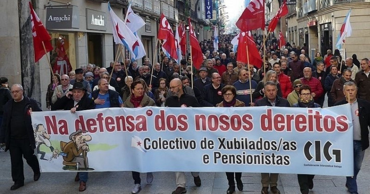 ​Jubilados y pensionistas se concentran en defensa de las pensiones convocados por la CIG