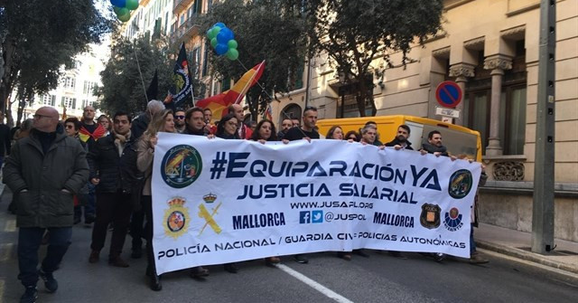 ​Santiago acoge la primera manifestación en Galicia por la equiparación salarial