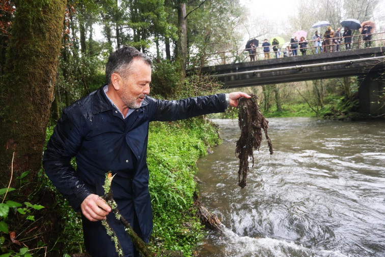 El líder del PP de Santiago, contento pese a las críticas por tirar basura al río