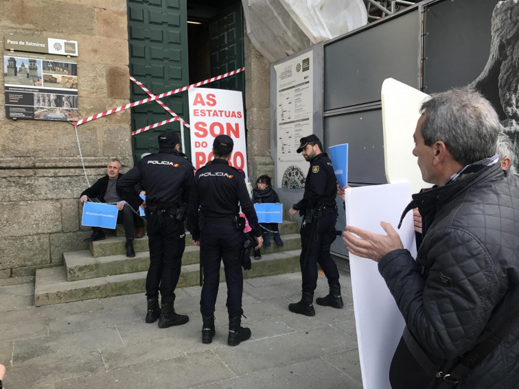 Encadenados para evitar que los Franco recuperen las estatuas del Mestre Mateo