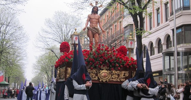 ¿Qué precauciones deben tomar los porteadores durante las procesiones de Semana Santa?