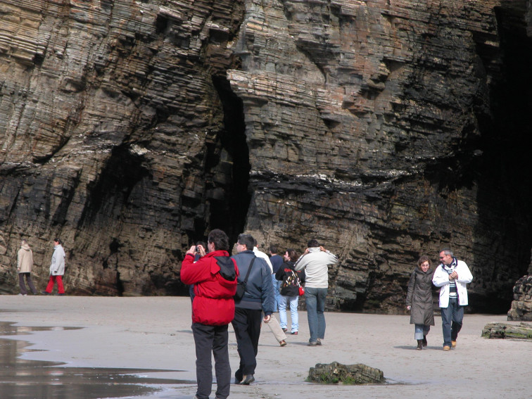 Joven muere al caerle una piedra en la Praia das Catedrais