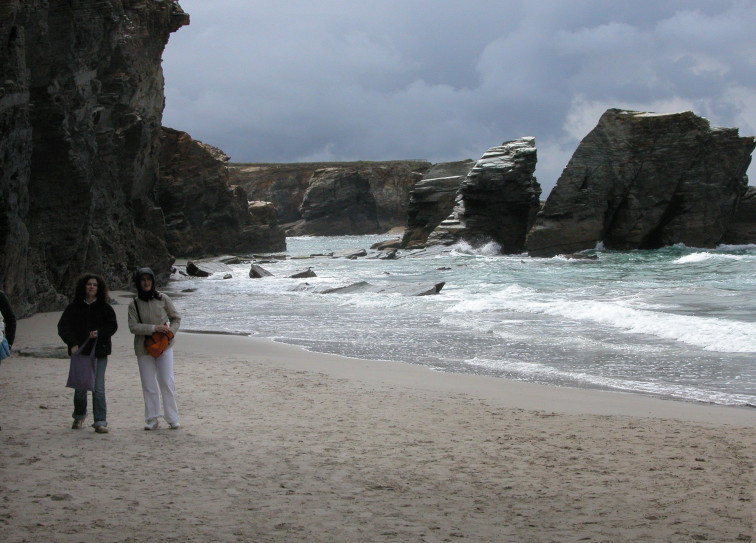 Otro desprendimiento pone en alerta a los visitantes de la playa de As Catedrais