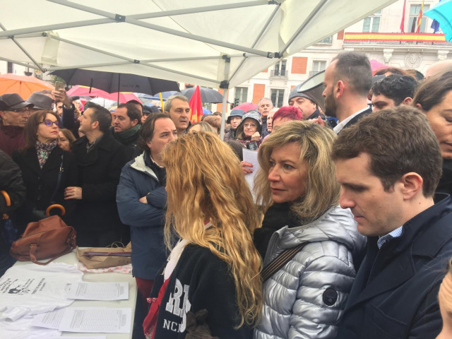 Diana López junto a su hija y el político popular del PP Pablo Casado