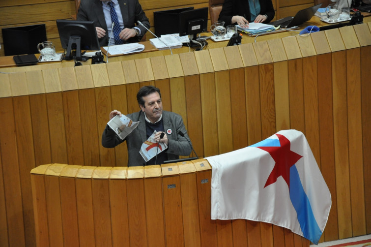 El diputado del BNG Luís Bará rompe una foto de Felipe VI en el pleno parlamentario para pedir derogar la Ley Mordaza