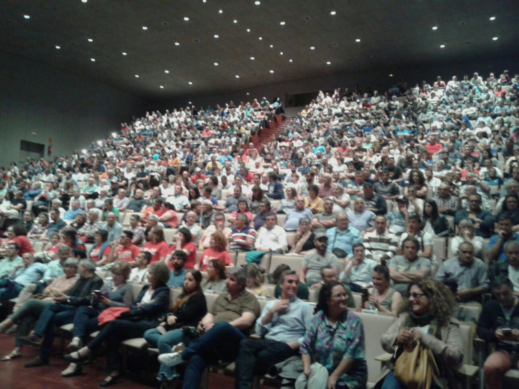 Abarrotado el auditorio de Vilagarcía en rechazo a la mina de Touro - O Pino