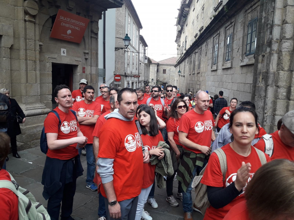 Participantes en la Marcha contra la  mina de Touro