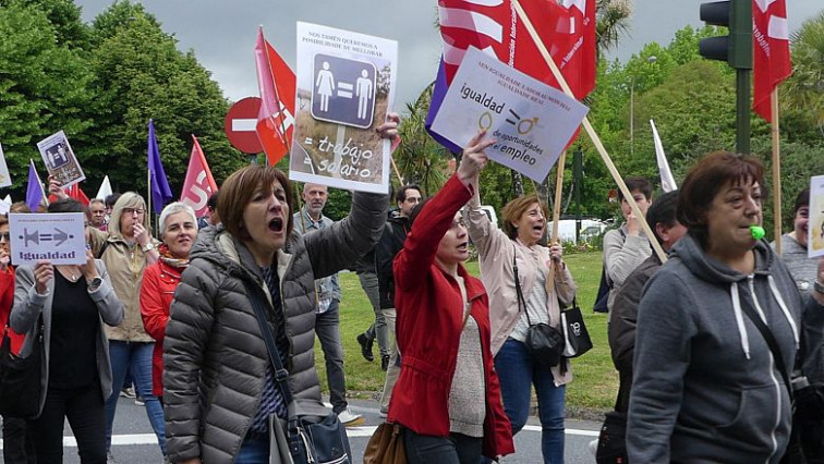 Personal de limpieza de la Xunta se concentra para denunciar discriminación salarial por cuestión de género