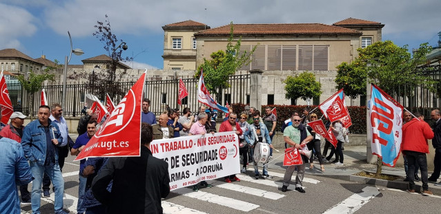 Protesta de trabajadores de seguridad ante la sede de la Xunta en Santiago