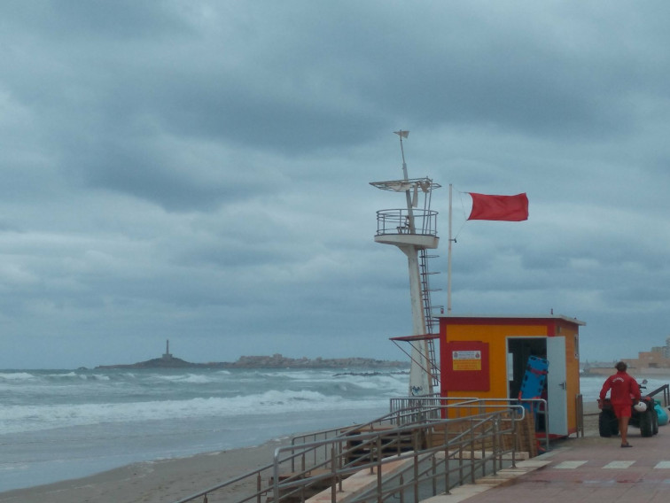 La bandera roja sigue ondeando en la playa de Barreiros por una 