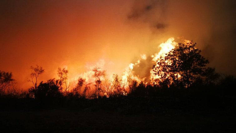 Continúan activos los incendios del parque de O Invernadoiro desde el miércoles