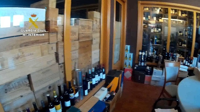 Así timaba un restaurante gallego con vinos falsos de miles de euros, según la Guardia Civil