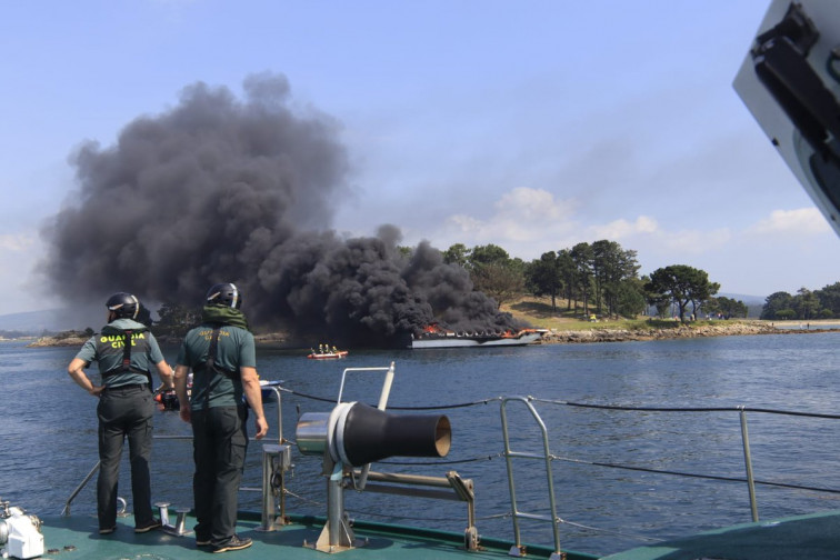 Al menos dos heridos graves en el incendio de un catamarán turístico