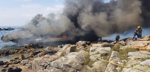 Arde un barco con 50 personas a bordo tras chocar contra una batea en Pontevedra