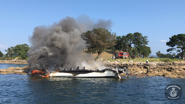 Siguen ingresadas cinco personas, dos graves, por el incendio del barco