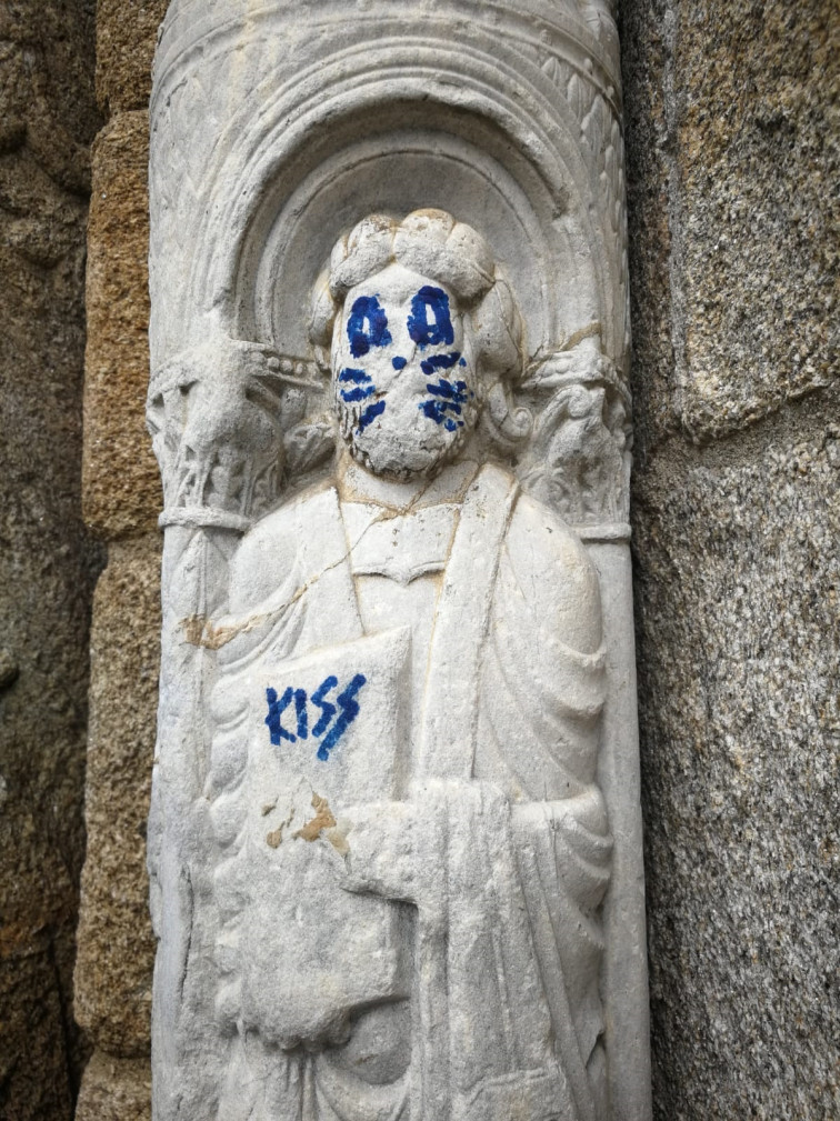 Una escultura de Praterías aparece pintada con bigotes