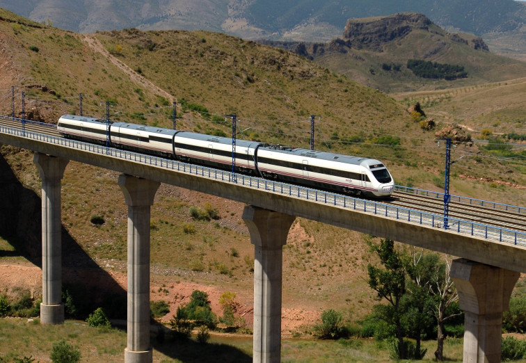 Aguas subterráneas en túneles provocan retenciones en la línea ferroviaria A Coruña - Vigo