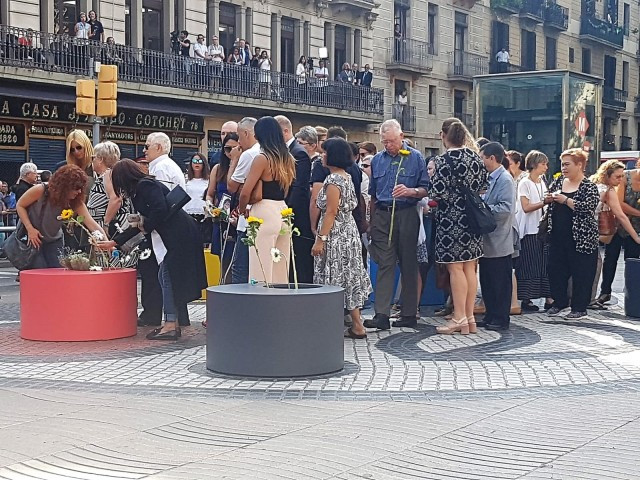 Silencio y respeto en La Rambla en recuerdo a las víctimas del 17A