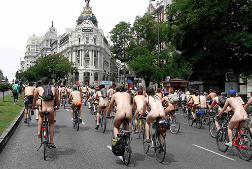 Ruta nudista en bicicleta contra el racismo