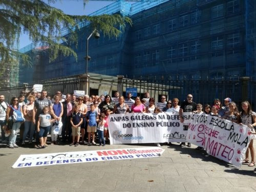 Manifestación ante la Xunta por el cierre de la Escuela Unitaria de San Mateo por 3 inscripciones