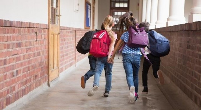 Ahorro, préstamos y libros usados para una vuelta al cole que supone unos 300 euros por alumno