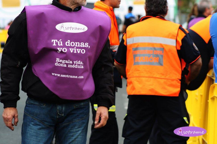 Una mesa informativa sobre la donación de médula ósea en el CHUS para celebrar el día del donante