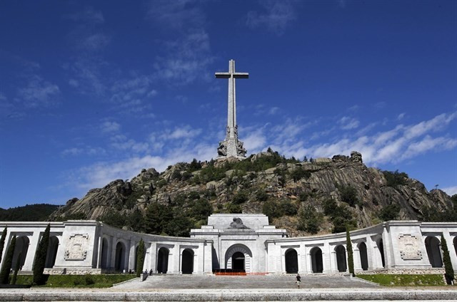 El Congreso acepta exhumar la momia de Franco del Valle de los Caídos