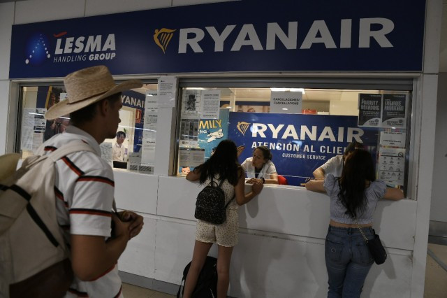 Una docena vuelos afectados por la huelga de tripulantes de cabina de Ryanair en el aeropuerto de Santiago