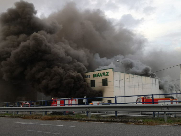 Extinguido el incendio en una nave industrial en San Cibrao das Viñas