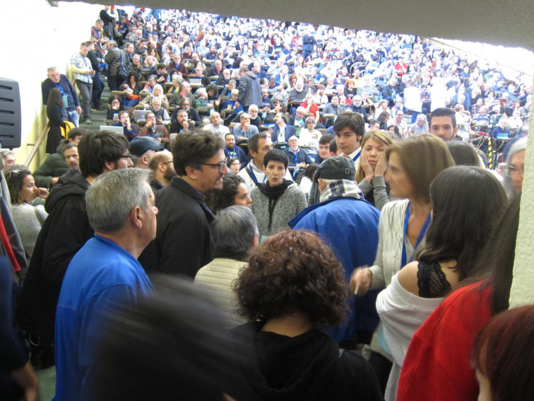 Los asistentes no acreditados obligaron a suspender temporalmente el pleno de En Marea