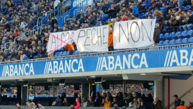 Pancarta en Riazor en contra del cierre de Alcoa en A Coruña