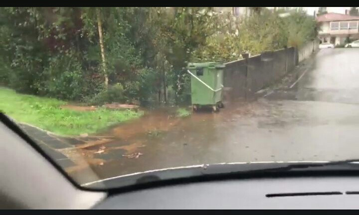 El Río Portapego atraviesa Touro contaminado y desbordado