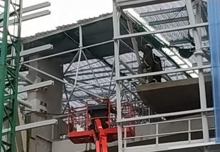 Trabajando en la cubierta de Riazor con vientos de 100 kilómetros hora