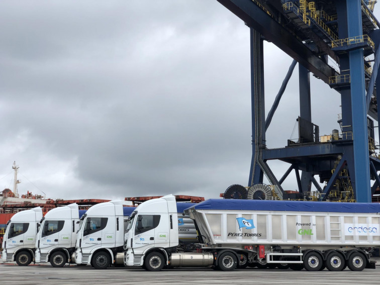 La falta de actividad en As Pontes amontona kilos de carbón en el puerto exterior de Ferrol, denuncian transportistas