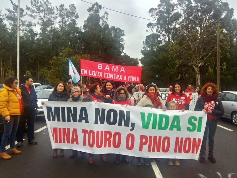 Centenares de personas salen en Touro contra la mina, 