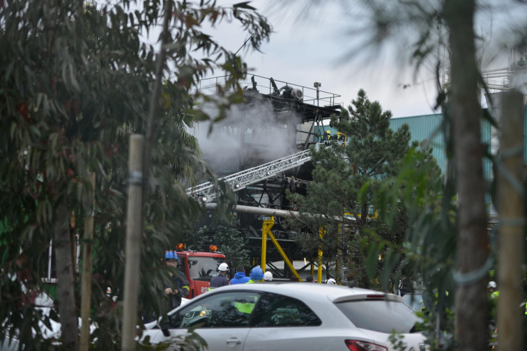 El Concello relaciona el incendio con obras sin licencia y ENCE lo niega